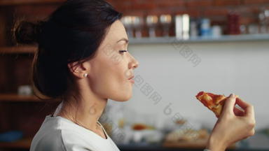 女人<strong>相机</strong>一块披萨饿了女孩吃披萨土豆